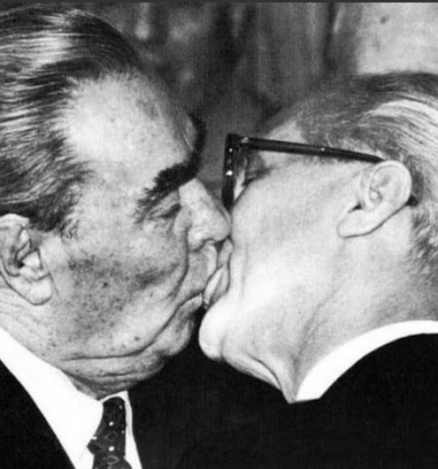 Эрих Хонеккер умер во сне 29 мая 1994г. в возрасте 81 года в загородном доме в пригороде Сантьяго (Чили)