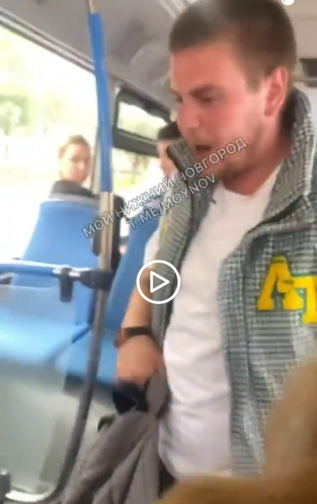 Неадекват набросился на молодого человека и сломал ему нос в электробусе Э-14, потому что тот слушал музыку
