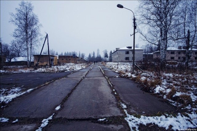 Заброшенный военный городок.