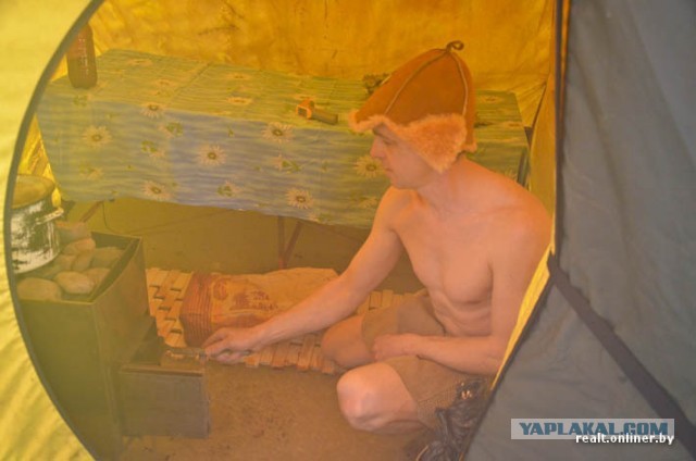 Баня на льду замерзшей реки