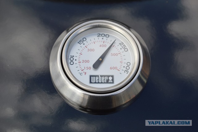 Копченые свиные ребрышки барбекю.