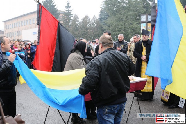 Украина. Как учат встречать погибших героев.