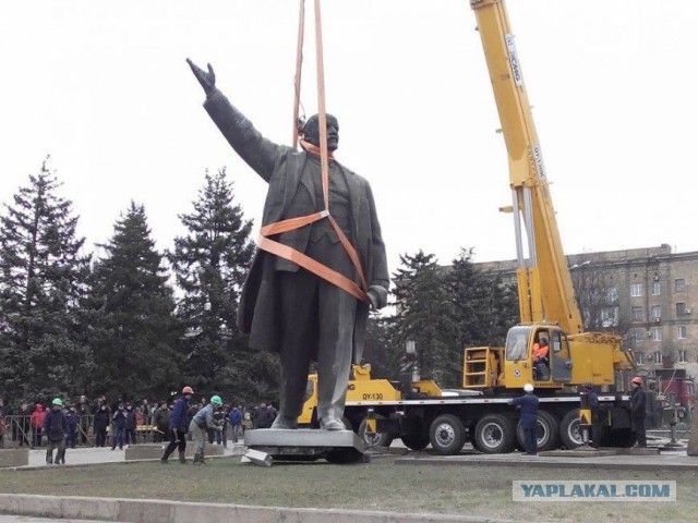 Демонтаж памятника Ленину в Запорожье