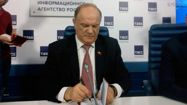 Петербургские коммунисты потребовали уволить Галкина с Первого канала за стеб над Лениным
