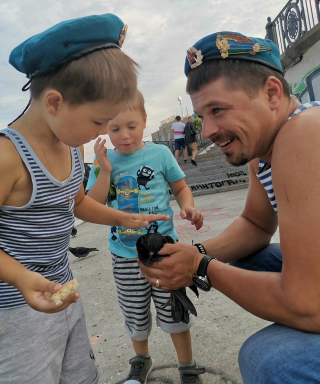 Агрессивный десантник против такси. Спб, центр, вчера