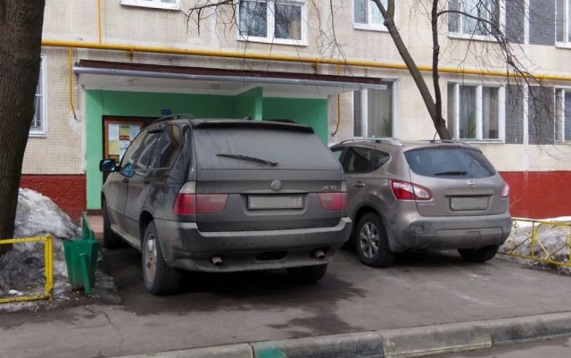 Квартиру, которая сгорела в Чертаново и из которой молодым людям пришлось спасаться через окно - умышленно подожгли