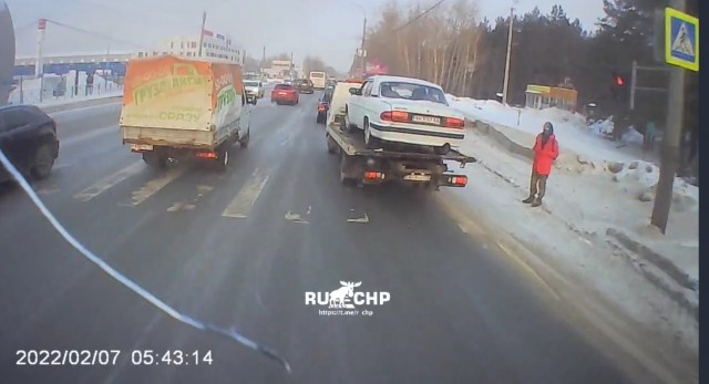 Никто не хотел уступать — встреча дальнобоя и эвакуаторщика в Тюменской области