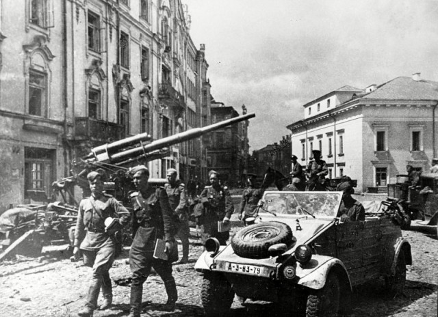 Фотографии связанных с историей Красной и Советской Армии.