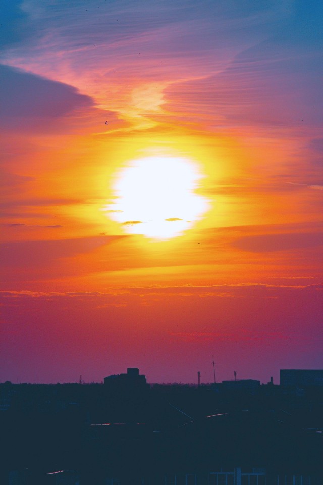 Солнце, небо и лунища
