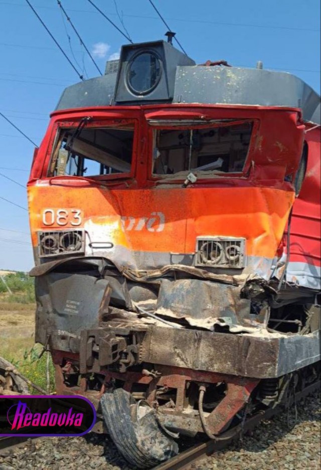 Семь вагонов пассажирского поезда сошли с рельсов после столкновения состава с КАМАЗом в Волгоградской области