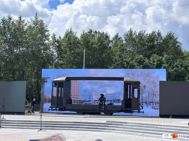 В Екатеринбурге открыли памятник режиссеру Балабанову