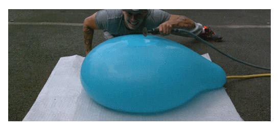 Как лопается воздушный шар, заполненный водой