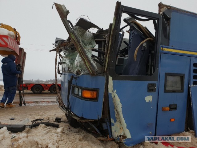 Почти 50 человек оказались заблокированы в автобусе после ДТП под Калугой