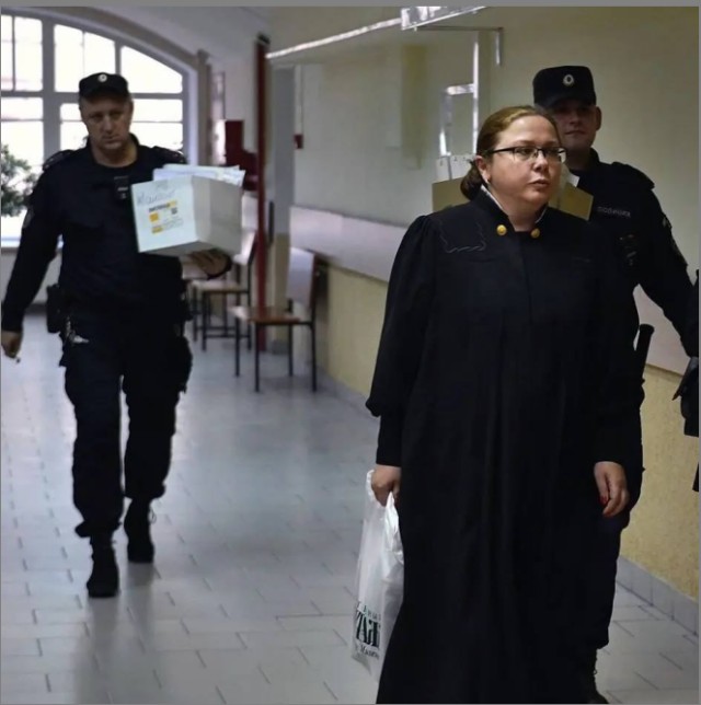 Художницу Александру Скочиленко, обвиняемую в дискредитации ВС РФ, приговорили к 7 годам колонии общего режима