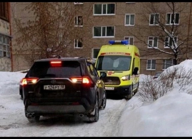 Перекрыл дорогу скорой в Ижевске