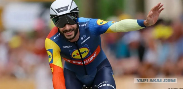 Участника велогонки Tour de Frace оштрафовали за то, что он поцеловал жену