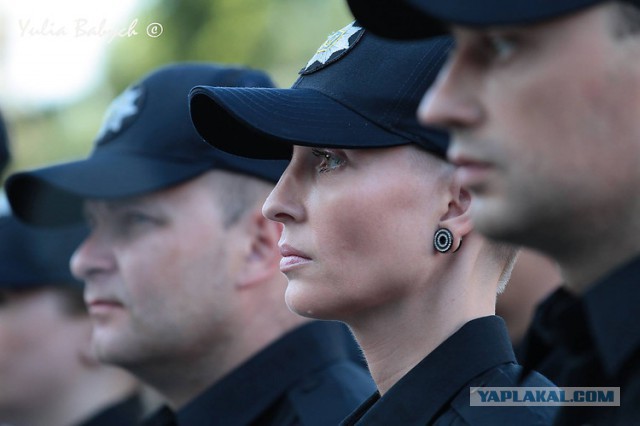 Четверо милиционеров Украины избивают бездомного