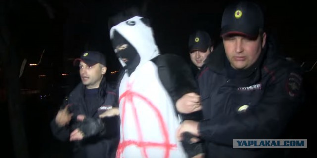 "Я тебе щас колено прострелю, тварь!"