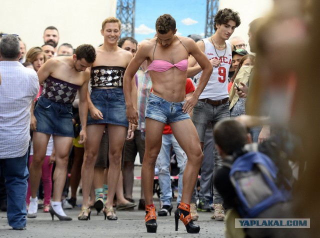 В Брайтоне школьники пришли на занятия в юбках после запрета носить шорты