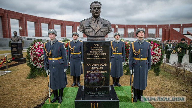 Макаревич раскритиковал памятник Калашникову. "Бездарная, уродливая скульптура"