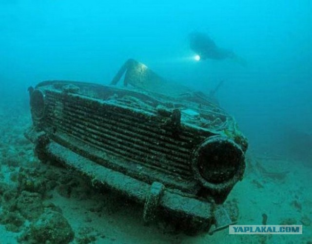 Водолазы подняли со дна Байкала 92 автомобиля и самолет.