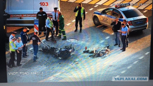 Байкер врезался в грузовик и загорелся в центре Москвы