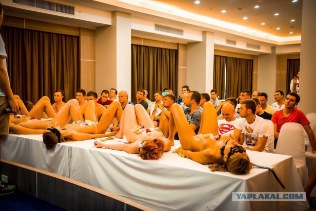 18+! Сервировка главного блюда на празднование 18-ти летия студента