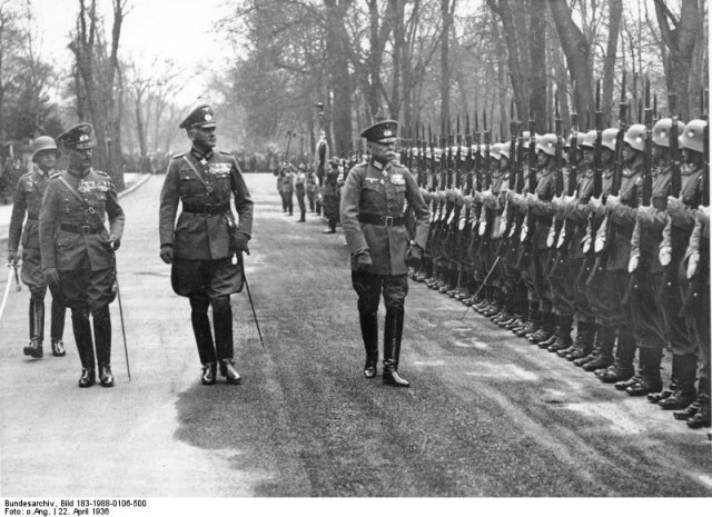 Почему советские офицеры носили пистолет справа на ремне, а немецкие - слева?