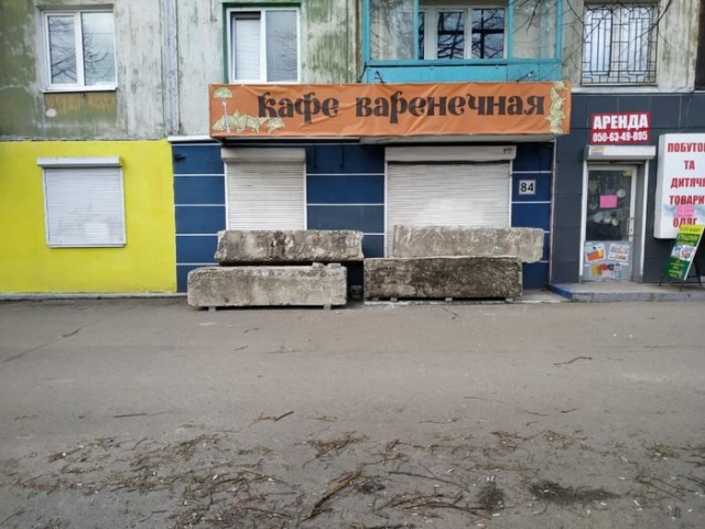 Борьба с наливайками в Днепре бетонными блоками