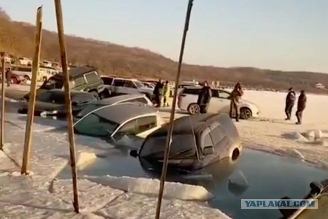 Рыбак с легковым автомобилем оказался на отколовшейся льдине в Хабаровском крае