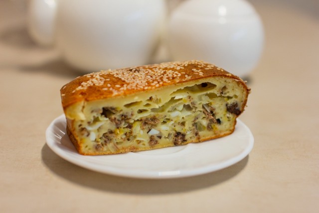 Пирог "Беглофф". Заливной пирог с консервированной рыбой.