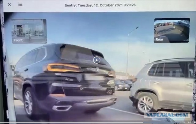 Владелица BMW против «Теслы» – в Москве женщина оцарапала ключом автомобиль, потому что ей не понравилось, как он был припаркован