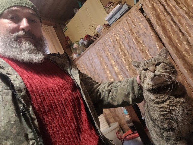 Отбил у собаки кисоньку