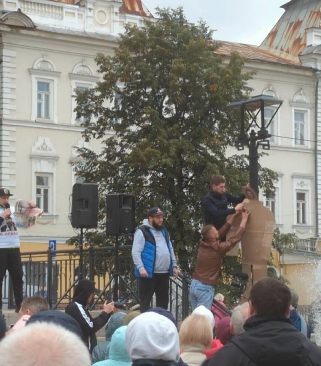 В Иркутске «губернатора» повесили на столб