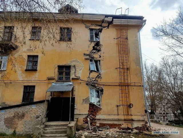 Ребенка и троих взрослых спасли после обрушения подъезда в Сызрани