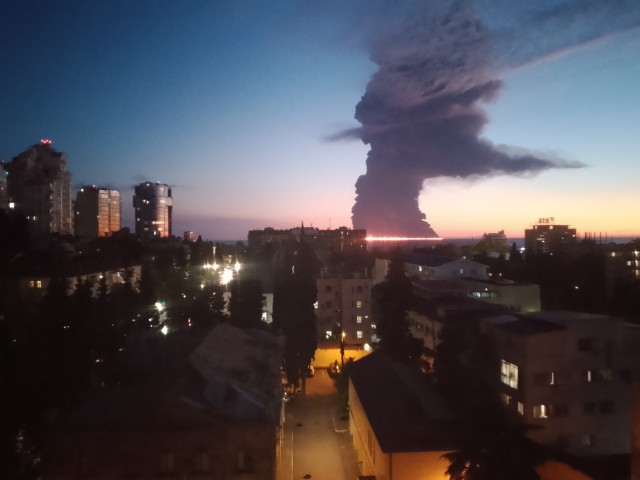В Сочи горит судно.