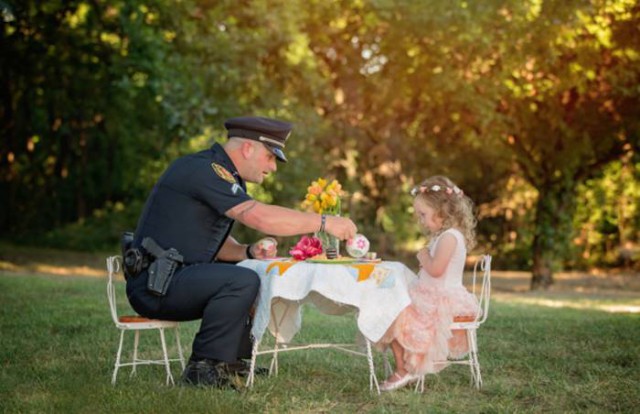 Полицейский снялся в трогательной фотосессии с девочкой, которую спас от смерти