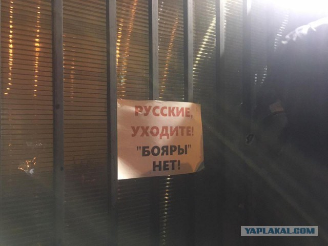 В Одессе выбросили принесенные к Генконсульству России цветы