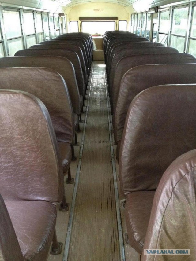 Семья переехала жить в старый школьный автобус