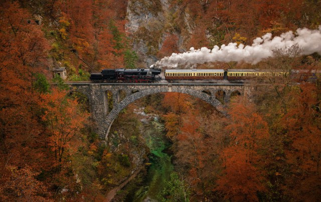 Осенние поезда и железная дорога