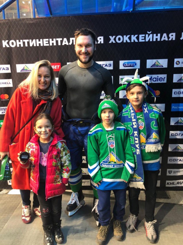 Овечкин привёл в восторг юного фаната, подарив ему свою клюшку