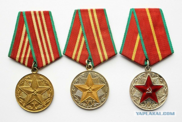 Парень в США разбирал вещи своего деда и нашёл "песочную" медаль