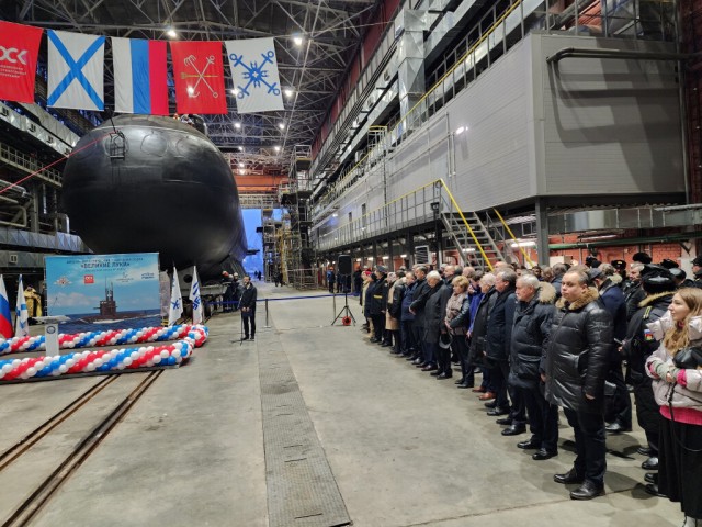 Новая подводная лодка "Великие Луки" спущена на воду