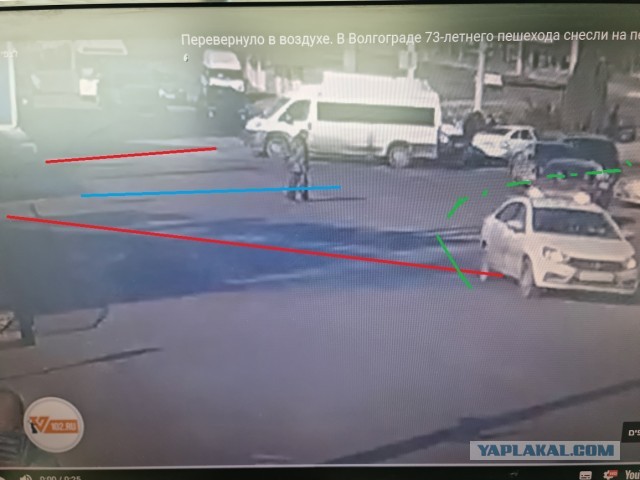 Перевернуло в воздухе. В Волгограде 73-летнего пешехода снесли на перекрестке