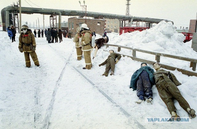 Ах, что такое движется там по реке?
