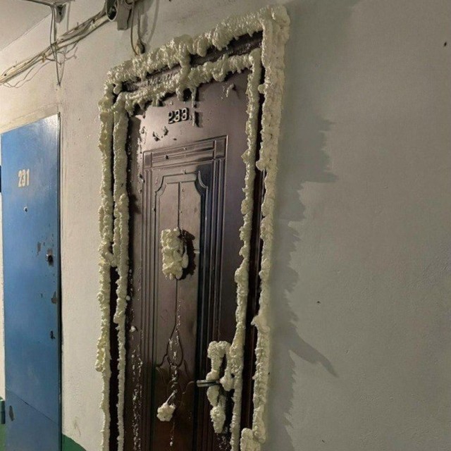 Запечатали дверь монтажной пеной, чтобы спастись от тараканов.