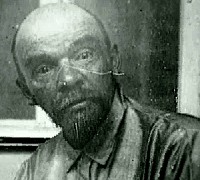 В Киеве разрушили памятник Ленину!