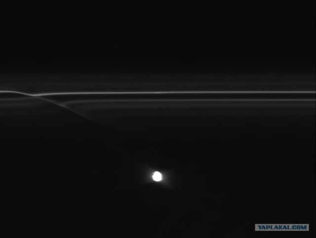 Возле колец Сатурна обнаружены странные объекты.