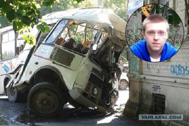 Автобус въехал в жилой дом в Перми