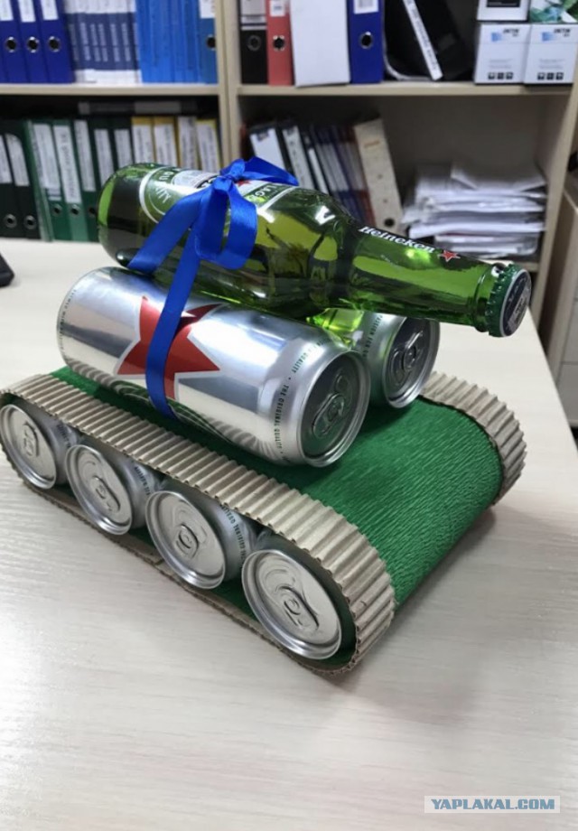 На работе женщины поздравили